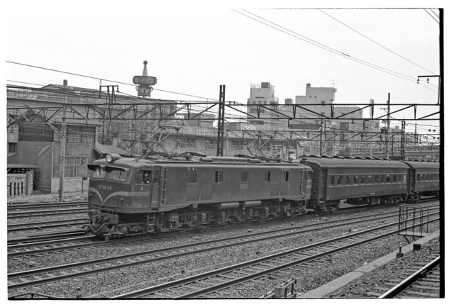 013804 東北本線 鶯谷 EF5858 67.6.jpg