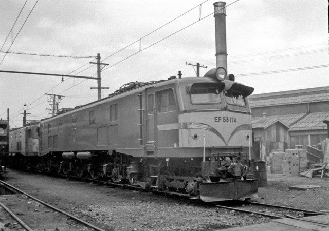 64-2 尾久機関区 EF58174.jpg